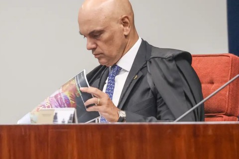 Moraes dá 24 horas para Bolsonaro explicar arma apreendida em blitz