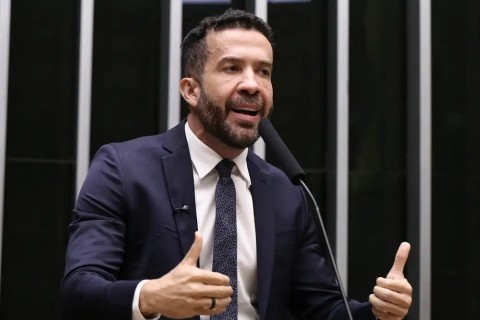Deputado André Janones é internado com arritmia em São Paulo