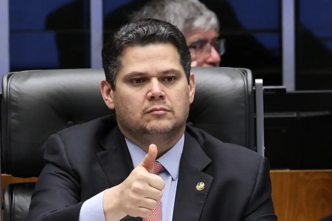 Alcolumbre sugere “melhorar” 6x1 e quer passar PEC por comissões