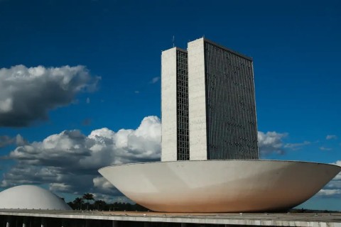 Câmara pauta projeto que regula redes sociais para crianças